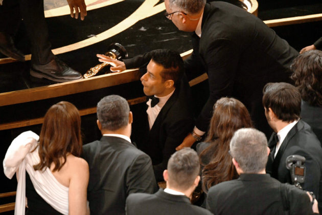 Rami Malek cai no palco do Oscar 