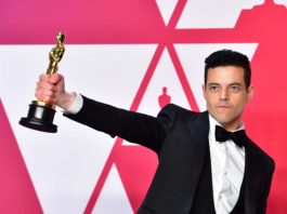 Rami Malek cai no palco do Oscar 