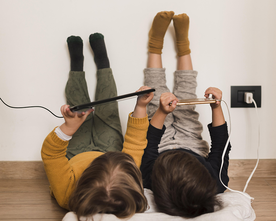 crianças mexendo em tablet