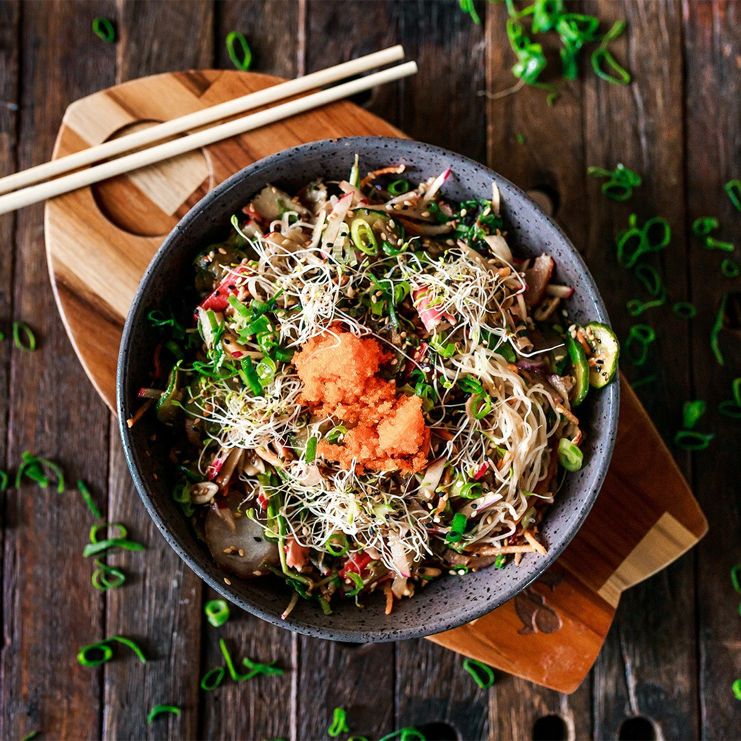 Saladinha com Bifum massa de arroz cebola roxa cenoura rabanete cebolinha amendoim gergelim broto alfafa massago folhas de rúcula rasgadas sunomono kani e gengibre.⠀